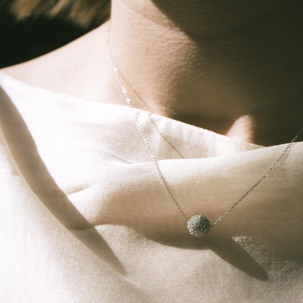Collier en or blanc orné d'une bille serties de diamants