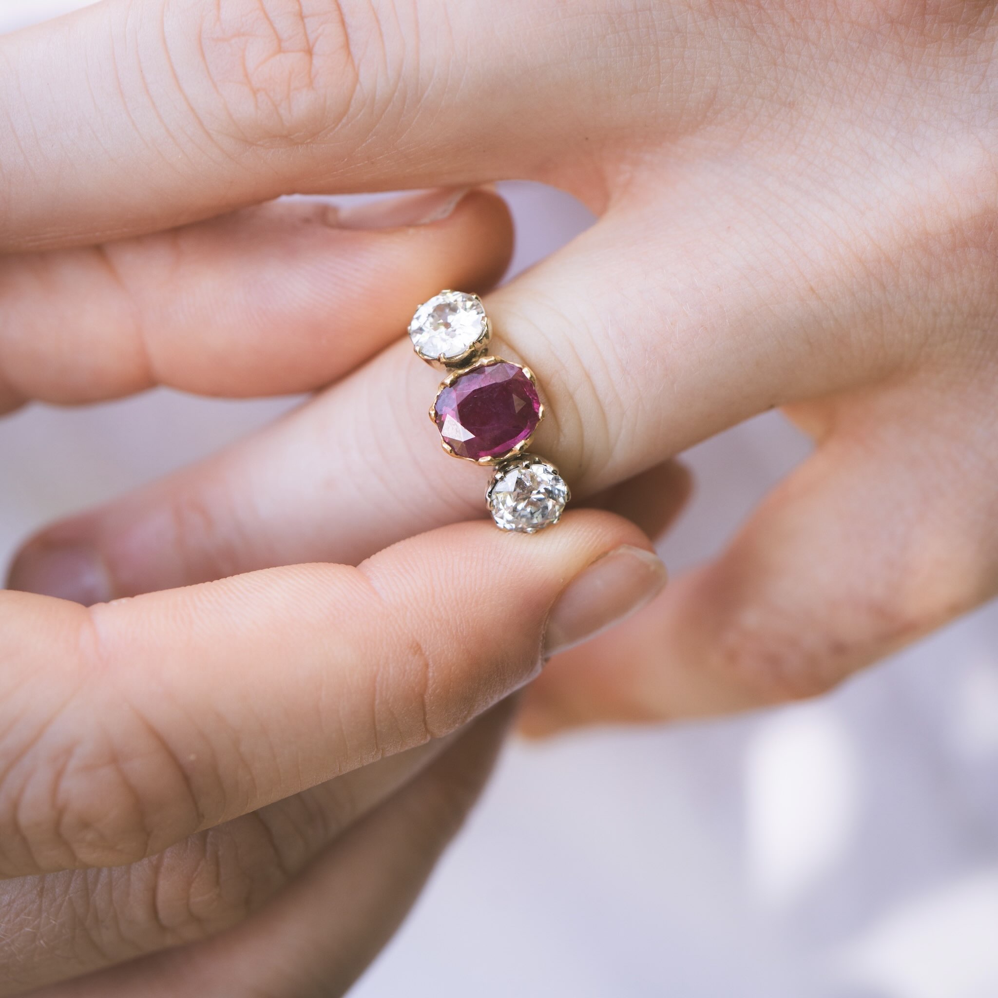 Bague trilogie diamants et rubis – Image 5