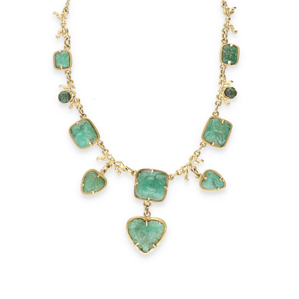 collier 1900 en émeraudes gravées et or jaune