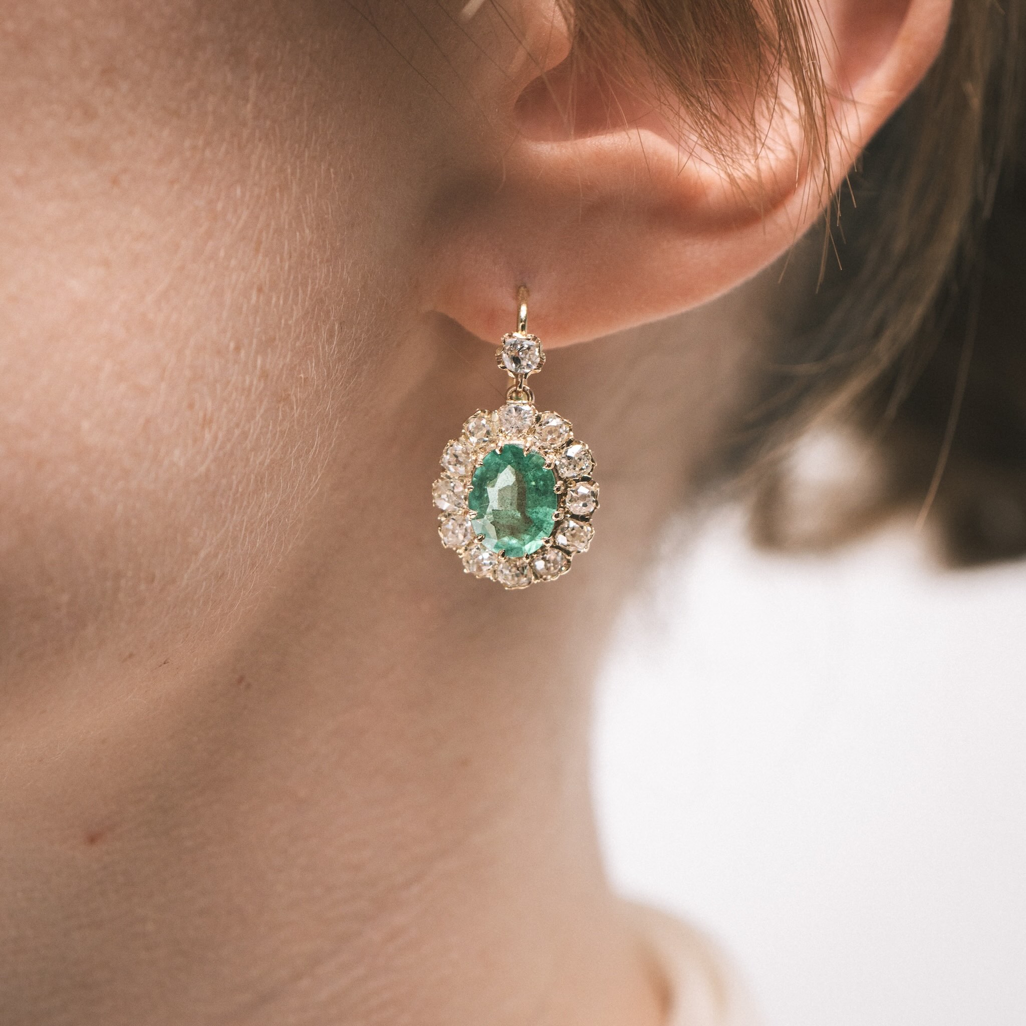 Boucles d’oreilles dormeuses émeraudes et diamants – Image 4