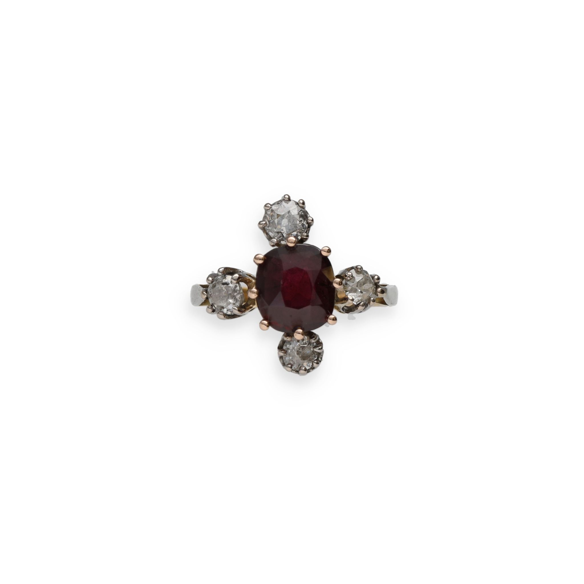 Bague 1900 en grenat entouré de roses de diamant